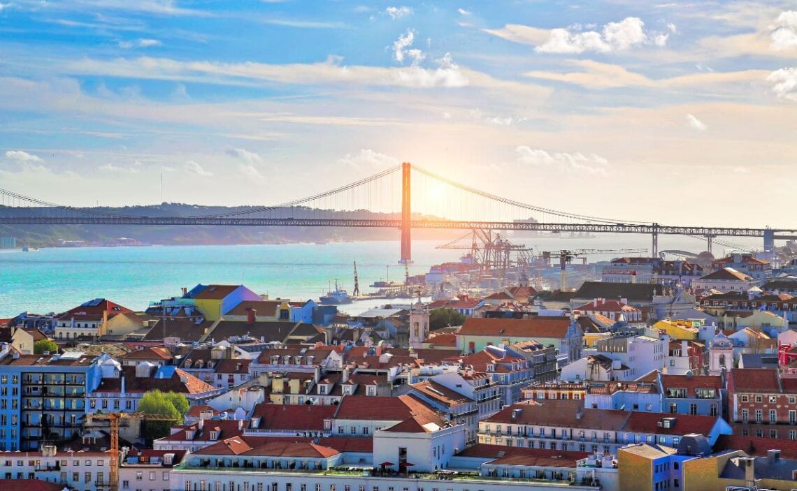 Vista de Lisboa, capital de Portugal, con el río Tajo de fondo