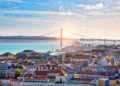 Vista de Lisboa, capital de Portugal, con el río Tajo de fondo