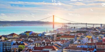 Vista de Lisboa, capital de Portugal, con el río Tajo de fondo