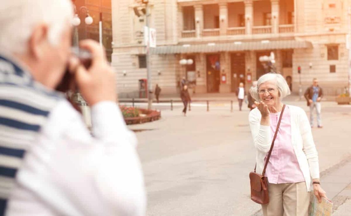 Dos personas mayores disfrutando de los viajes del IMSERSO (CANVA)