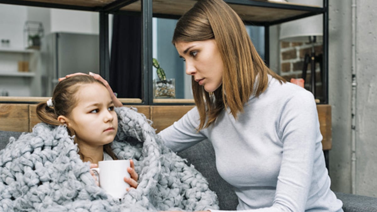 Mujer en paro cuidando de su hija