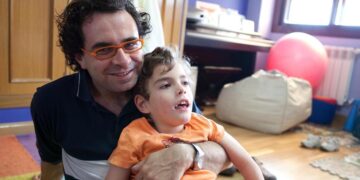 José Luis Izquierdo 'Mago More' junto a su hijo con discapacidad