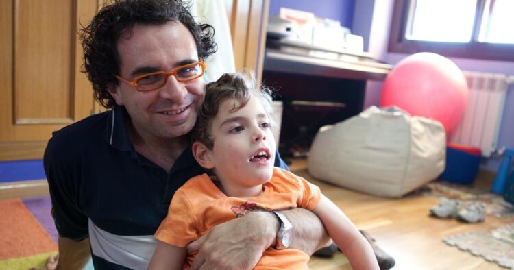José Luis Izquierdo 'Mago More' junto a su hijo con discapacidad