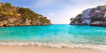 Playa situada en Mallorca, uno de los destinos más visitados en Verano