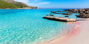 Playa cristalina situada en Palma de Mallorca
