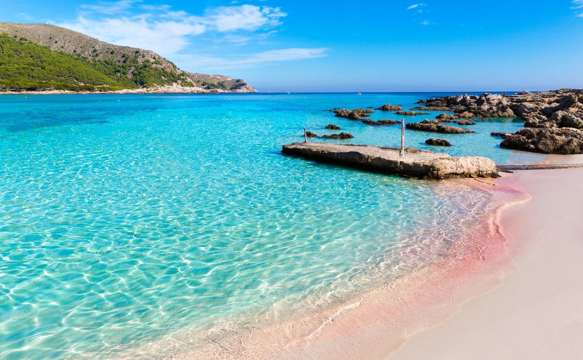 Playa cristalina situada en Palma de Mallorca