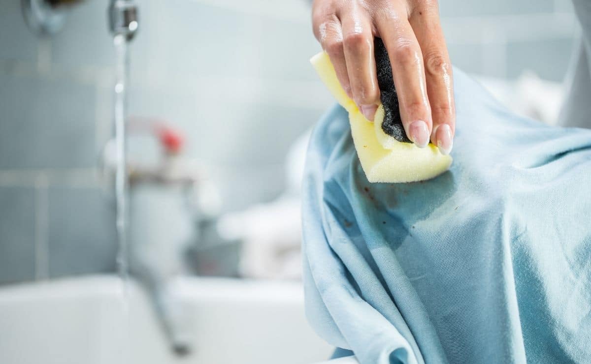 mancha ropa lavar camiseta suciedad jabón agua remedios caseros