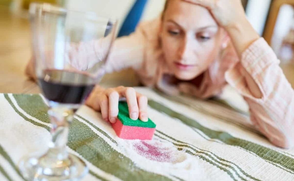 Así puedes eliminar las manchas de vino con bicarbonato