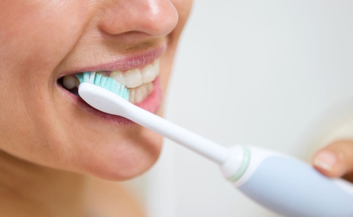 Trucos para eliminar las manchas marrones de los dientes