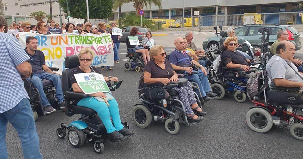 Decenas de personas con movilidad reducida se manifiestan por un transporte accesible