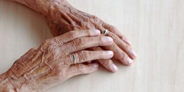 manos personas mayores teleasistencia