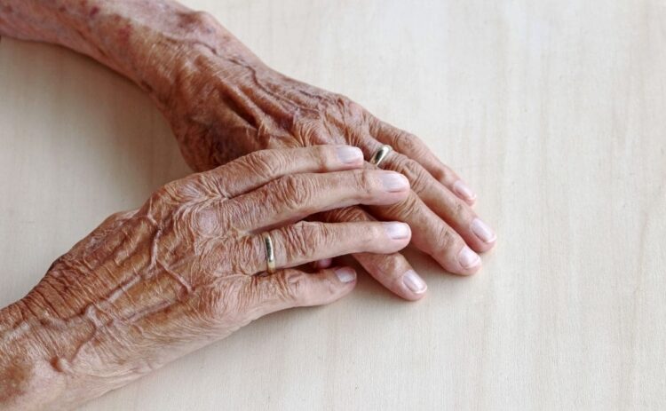 manos personas mayores teleasistencia