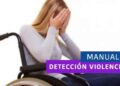 Mujer en silla de ruedas con cara tapada con las manos
