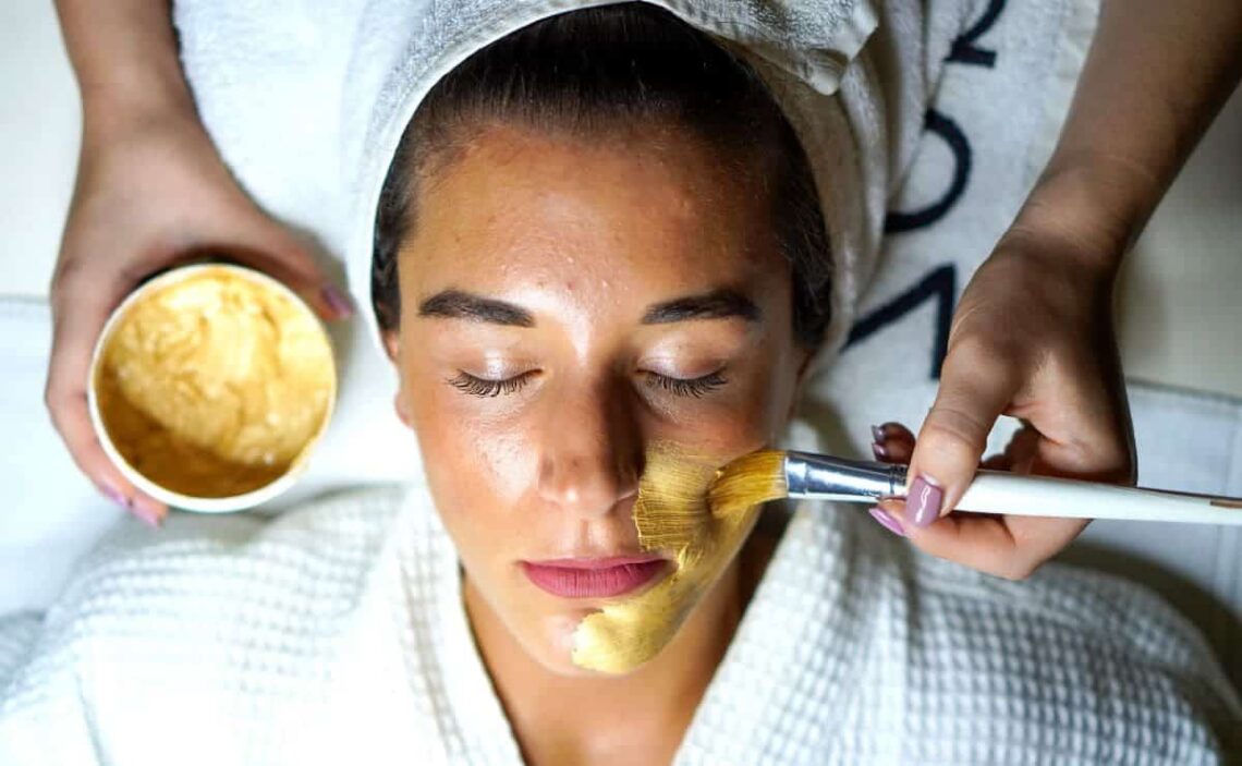 Cómo hacer la mascarilla casera con clara de huevo que limpia la piel