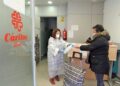 Persona recogiendo unas mascarillas en Cáritas