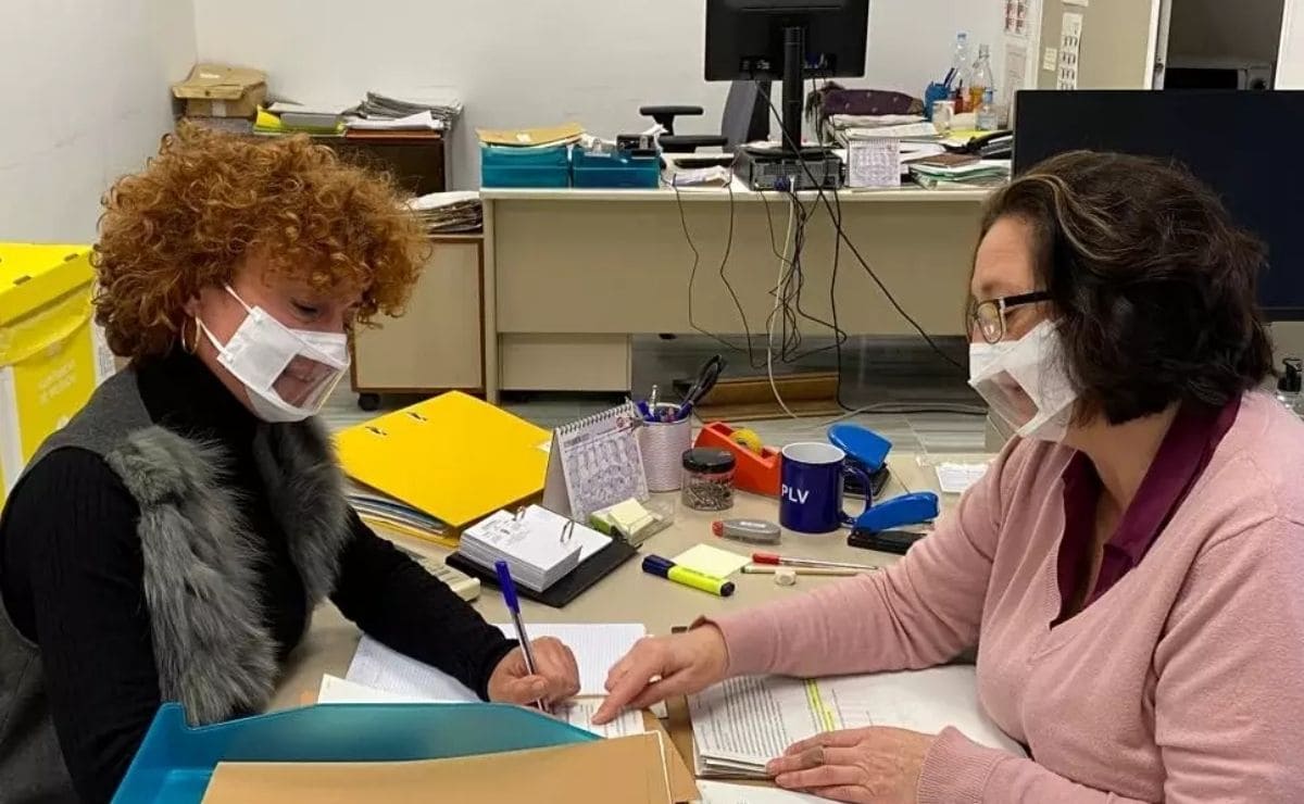 Personal del Ayuntamiento de Valencia usa las mascarillas inclusivas transparentes