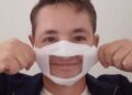 Marcos Lechet muestra como son las mascarillas transparentes homologadas