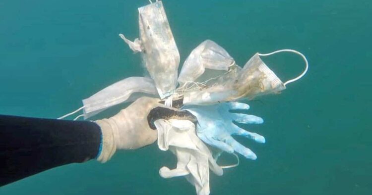 Mascarillas y guantes en el mar Mediterráneo