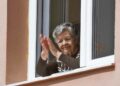 Una persona mayor persona mayores aplaudiendo desde su casa