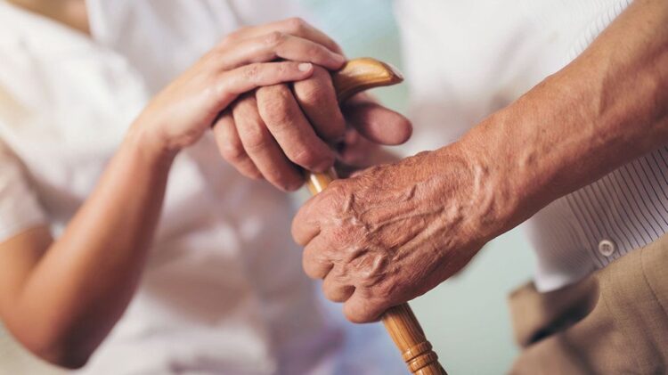 Las personas mayores dependientes son uno de los colectivos vulnerables pensiones
