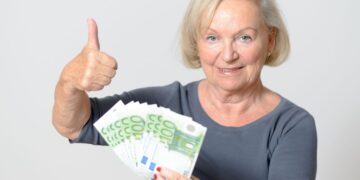 Mujer mayor con dinero en euros