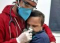 Un médico abrazo a paciente de Covid-19 con síndrome de Down