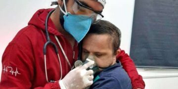 Un médico abrazo a paciente de Covid-19 con síndrome de Down