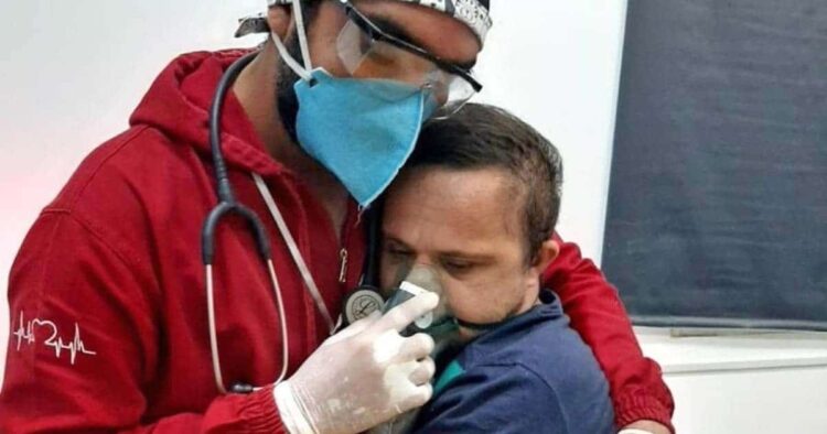 Un médico abrazo a paciente de Covid-19 con síndrome de Down