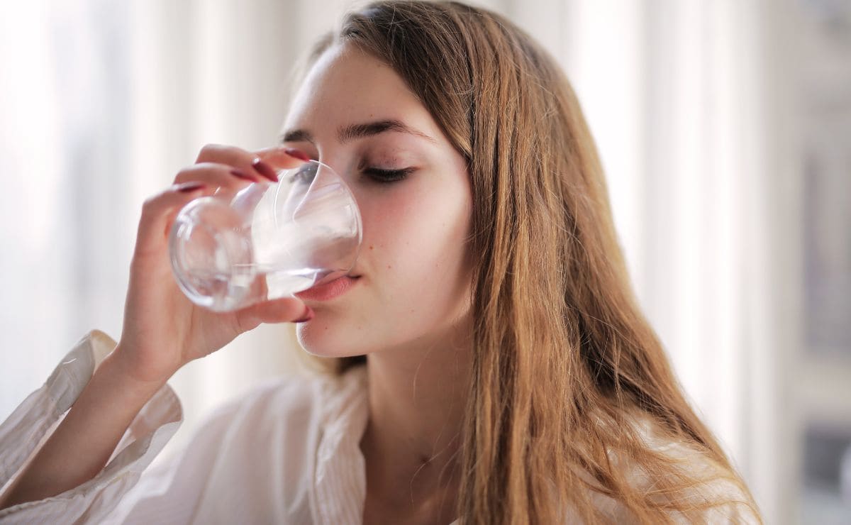 La OCU elige la mejor agua para beber a diario