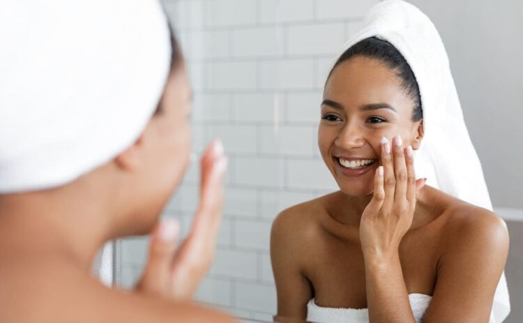 Mujer poniéndose en la cara el tratamiento de la crema antioxidante