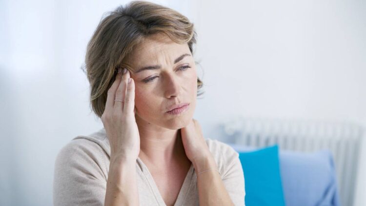 Mujer con síntomas de menopausia