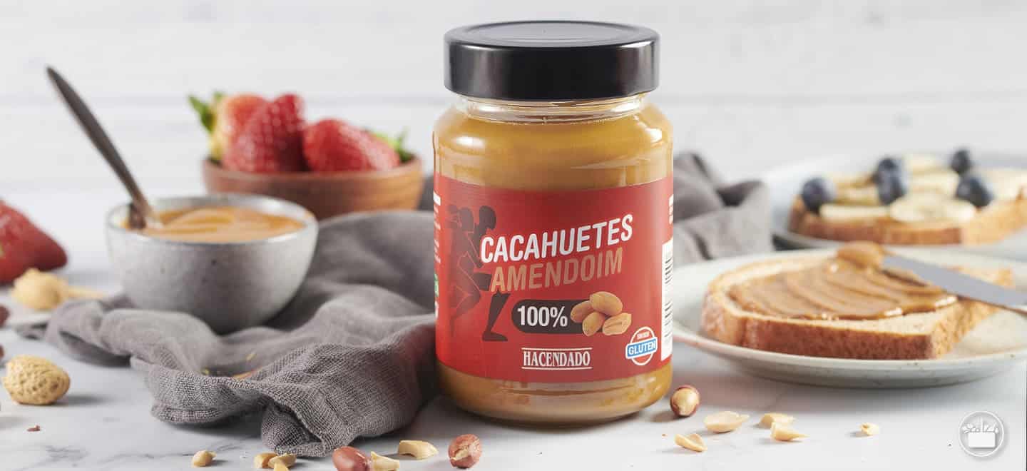 La crema de cacahuete es rica en grasas y baja en carbohidratos