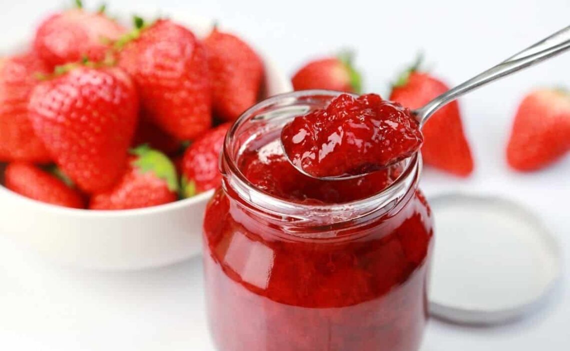 Resulta muy fácil preparar una buena mermelada de fresas sin azúcar