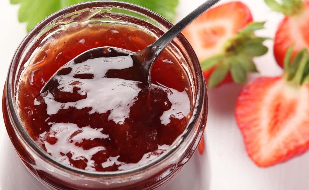 Si no te gustan los trozos, siempre puedes triturar la mermelada de fresa sin azúcar