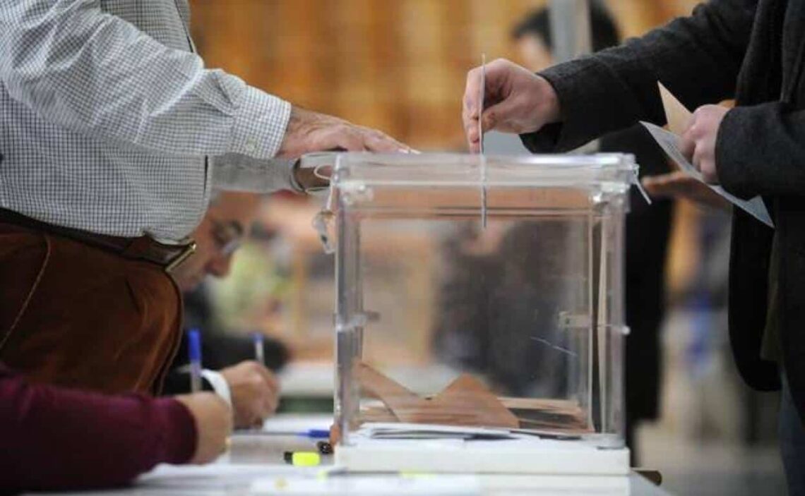 Así puedes evitar estar en la mesa electoral en España si tienes una incapacidad permanente
