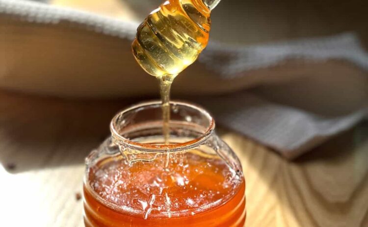 Miel como ingrediente natural para dormir mejor./ CANVA
