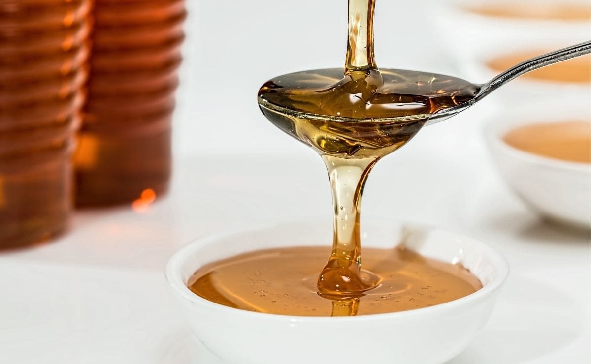 La miel pura presenta un color oscuro y una densidad muy alta