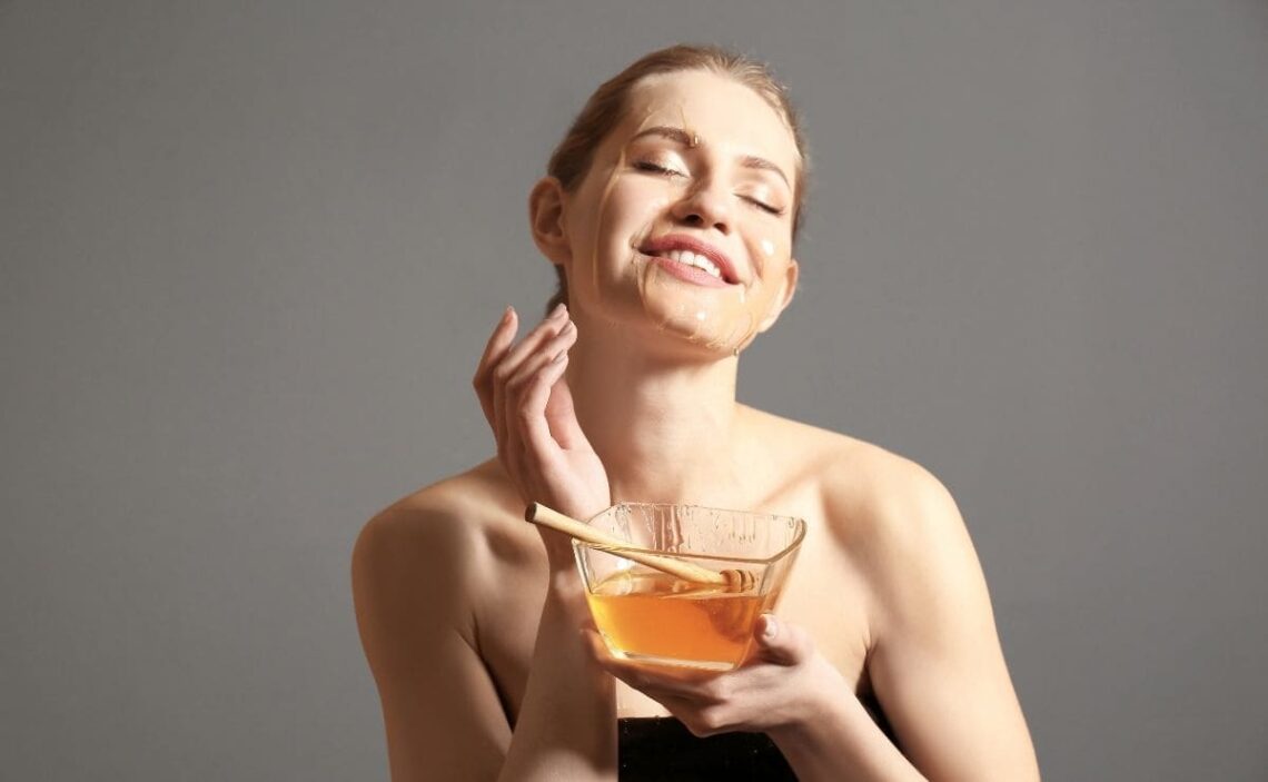 El vinagre de manzana y la miel son ideales para el cuidado de la piel
