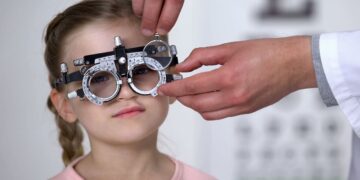 Los expertos destacan que existen 5 variantes genéticas que pueden provocar miopía en los niños
