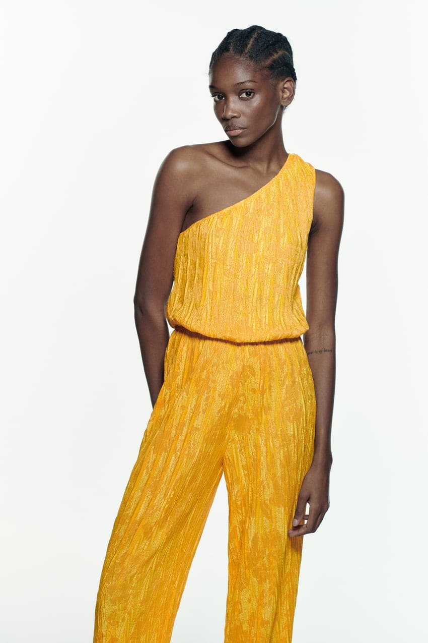 El mono amarillo asimétrico de Zara que querrás tener esta primavera