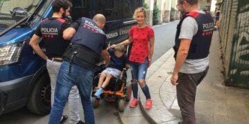 Los mossos con el menor al que le fue robada la silla de ruedas.