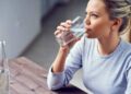 mujer bebiendo agua para la diabetes insípida