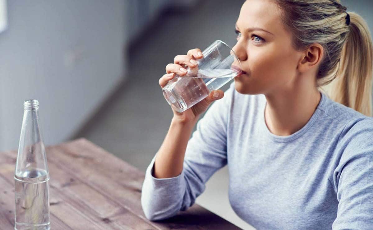 mujer bebiendo agua para la diabetes insípida
