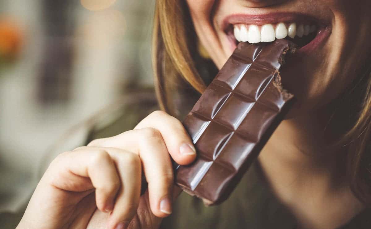 Mujer comiendo chocolate