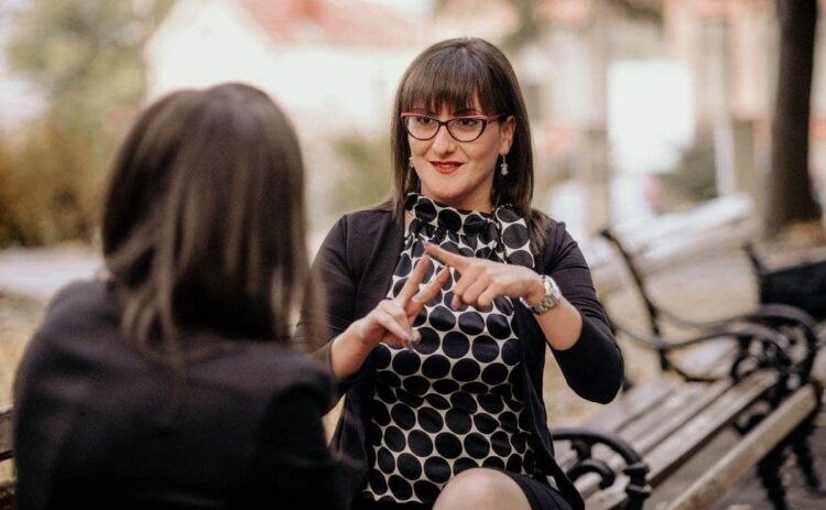 mujer con discapacidad auditiva sorda lengua de signos