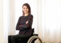 mujer con discapacidad en silla de ruedas