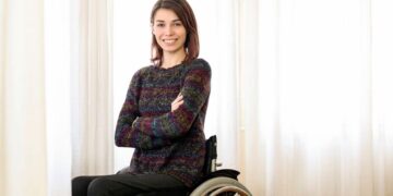mujer con discapacidad en silla de ruedas