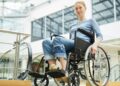 mujer con discapacidad en silla de ruedas