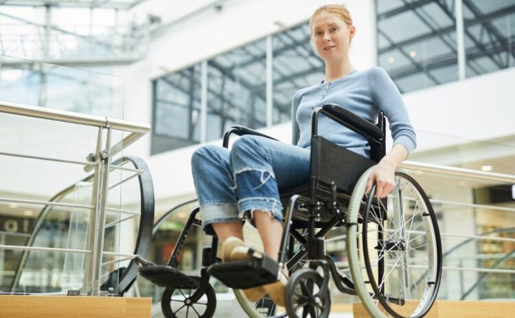 mujer con discapacidad en silla de ruedas