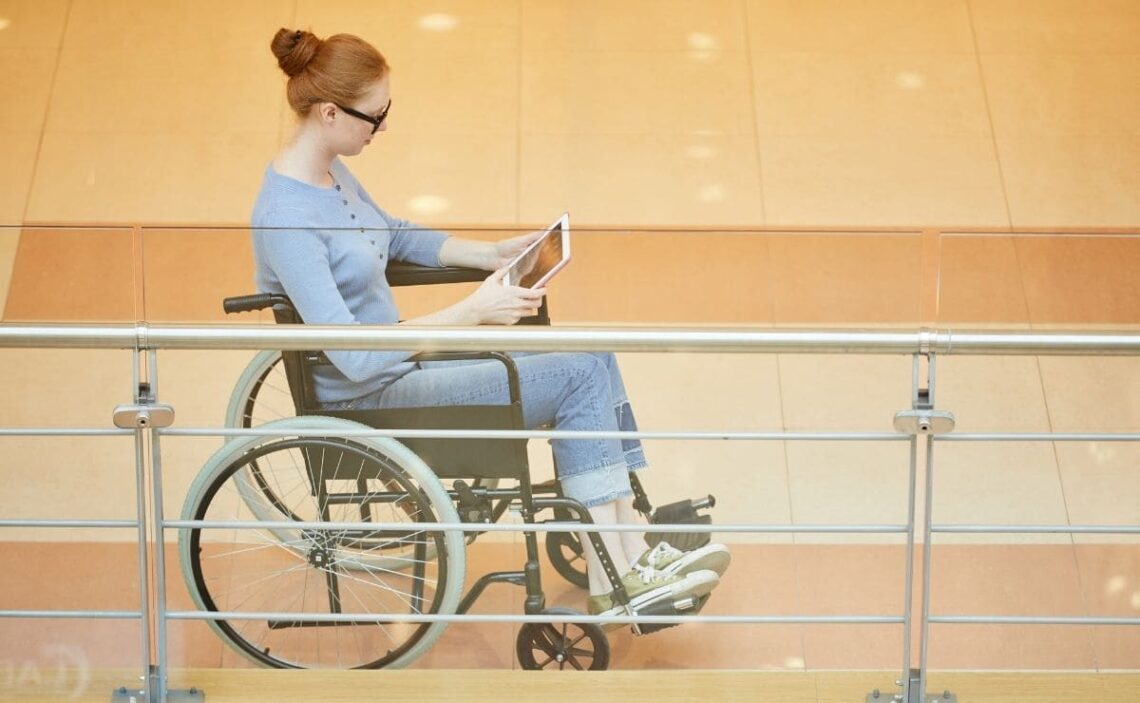 mujer con discapacidad silla de ruedas